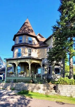 Time for Fall and Winter Fun Planning.  Trails and Ski Slopes Nearby. Spacious. Отели в г. Ханкок