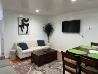 Cozy Modern 3-bedroom / 2 Bath apartment in downtown Dover with AC, WiFi