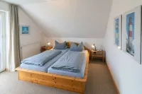 Cozy semi-detached house with fireplace and beautiful garden to relax. 할레지엘 호텔