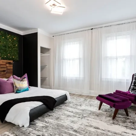 The Downtown Hive:  Sophisticated stay steps from Main St Bethlehem!