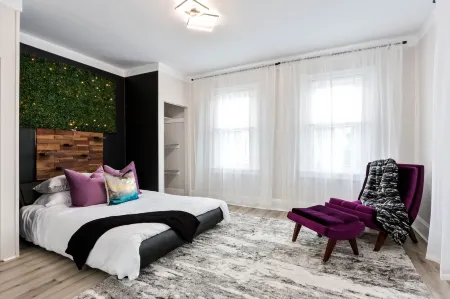 The Downtown Hive:  Sophisticated stay steps from Main St Bethlehem!