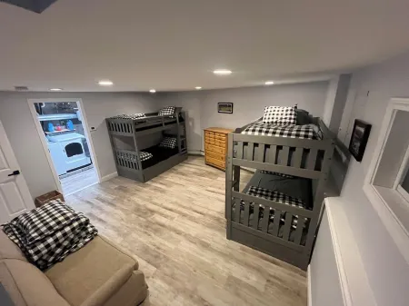 AMAZING LAKEFRONT HOUSE WITH PRIVATE DOCK, PRIVATE BEACH, 4 BEDROOMS, SLEEPS 12+ Отели в г. Уэйкфилд