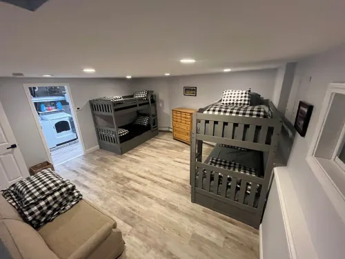 AMAZING LAKEFRONT HOUSE WITH PRIVATE DOCK, PRIVATE BEACH, 4 BEDROOMS, SLEEPS 12+