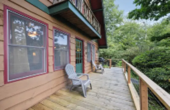 Cabin Near Br/Boone, Fire Pit, Wifi, Secluded, Nearby Hikes, and Views!!