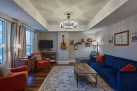 Carillon Cottage - Modern Comfort & Vintage Design