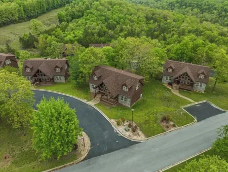 Pools - Pickleball - Golf - Resort Community - Close to Silver Dollar City