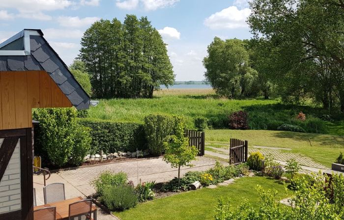 A Small, Lovingly Decorated Vacation Home Right on Lake Uckersee