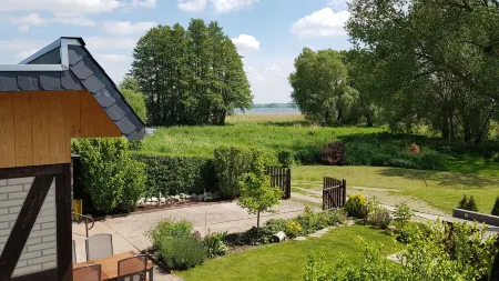 Enchanting little vacation cottage in Röpersdorf directly on Lake Uckersee Отели в г. Уккермарк
