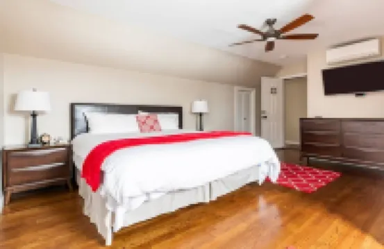 Inn at 84 Honeycrisp: 1 King BR private bath with sofa