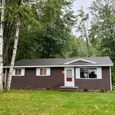 3 - Bedroom Cottage Near Lake Mitchell in Cadillac