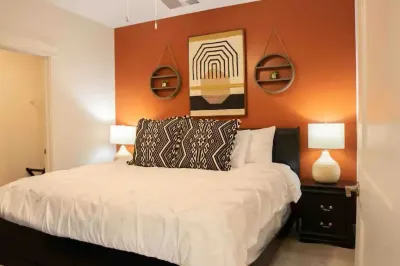 9 Miles to Downtown | 1000Mbps | King bed | W/D Hotels in Broad Ripple Village