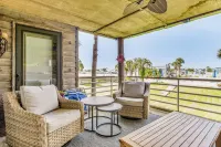Walk to Florabama from Renovated Ground Floor 2Bd-2Ba w/ Pickleball, Boat Slips