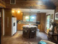 Secluded getaway cabin on 50 acres in the beautiful woods of Utica, MS. Hotel a Hinds County