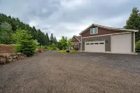 Beautiful house and private apartment, hot tub & sauna, 6 miles from Hood River!