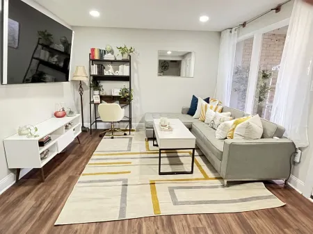 Welcome to "The Happy Haven Located in the heart of the city. Отели рядом с достопримечательностью «Иден Сентер»