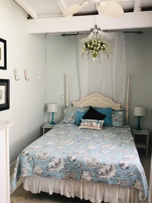 Victorian 2 bedroom flat 1 block from Beach!