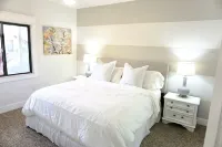 : Sandy Feet Retreat: Walk to the Beach! :