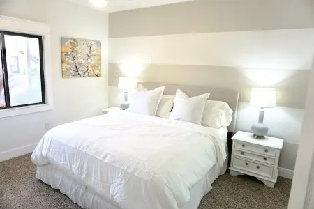 : Sandy Feet Retreat: Walk to the Beach! :