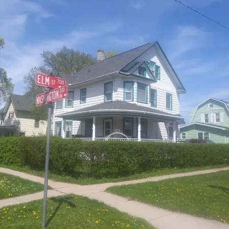 LeGros Chateau - Best Downtown Dells Vacation Rental! Game Room!
