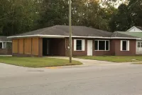 FANTASTIC PRICE !! FOR CHARLESTON!!<br>2 BR HOUSE <br>NO HIDDEN FEES <br> Hotel in zona Kwik Stop