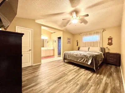 Full HOME with hot tub! Enjoy your stay at The Salty Dog!