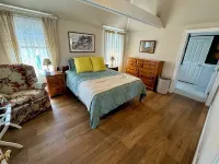 Comfy "Mini-estate" on Iconic Corea Harbor