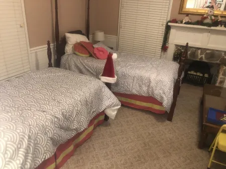 2 story farm house just off 795, sleeps 10+