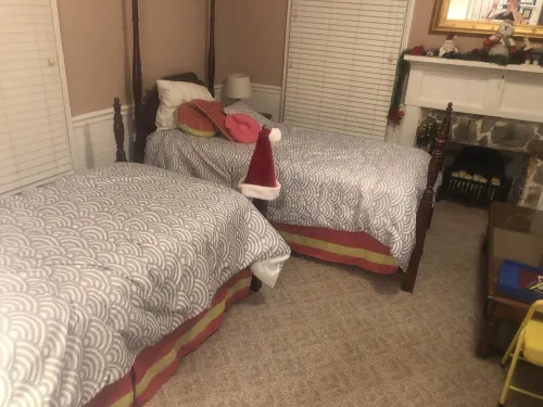 2 story farm house just off 795, sleeps 10+