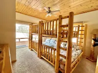 Stunning Lakehouse with hot tub & tree house