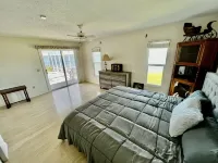 The Bays Edge Retreat Waterfront - พร้อมระเบียง
