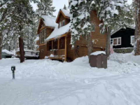 Charming cabin centrally located close to speedboat beach, Kings Beach & skiing