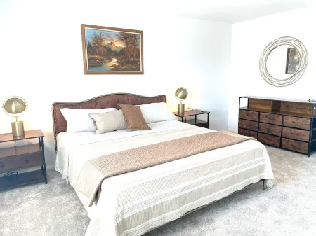 Modern Desert Gem, Boho Retreat, 2 Living Rooms, Sleeps 10