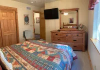 Three-Bedroom House w/ Large Deck & Stunning Mountain Views! Sleep up to 8