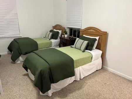 Beautiful family-sized retreat near Troy University. Large Porch & Cozy Patio!