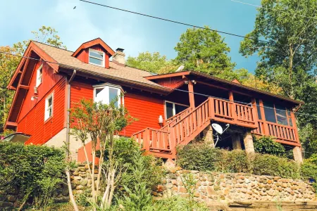 Riverfront logcabin; EVcharging, hot tub, firepit, Petfriendly Canoes, Sleeps 12