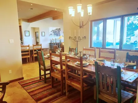 Truly STUNNING~ Minutes to ABQ!VIEWS/Fireplace/Fire-Pit/ Outdoor Mecca-Hot Tub!