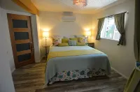 Charming garden Hideaway apartment in Belmont Heights. Abundant outdoor seating. 네이플스 주변 호텔