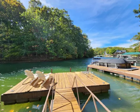 Keowee Adventures ~ Peaceful Lakefront Home on Keowee ~ 7 Miles from Clemson! Hoteles en Seneca