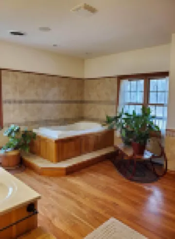 Hydro-Massage Tub! Wrangler Outlaw Suite! Horses!