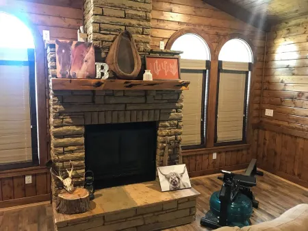 Peaceful Farmhouse on Horse Farm - 20 miles from the Beach !