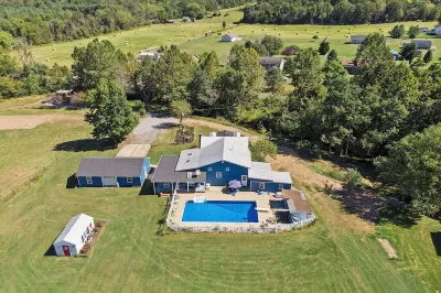 Rustic Farmhouse with Pool/hot tub/fire pits/6.5 acres Mountain Views