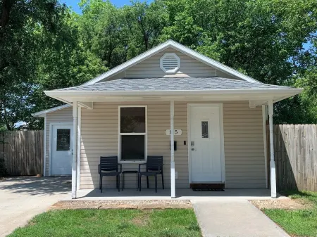 The Bungalow at WAFB/Knob Noster pet friendly Отели в г. Johnson County