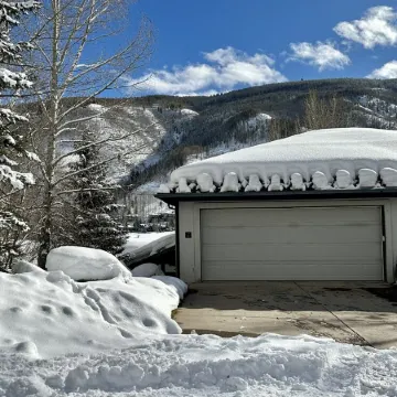 Luxe Vail! 5 Minutes to Town. Dual Primary - Hot Tub - Free Ski Bus! Sleeps 10