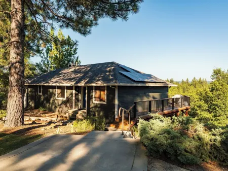 Secluded 5-acre getaway with Private Pool and Hottub - great views!