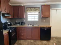 Cheerful 2 bedroom home, King Suite, Wi-Fi
