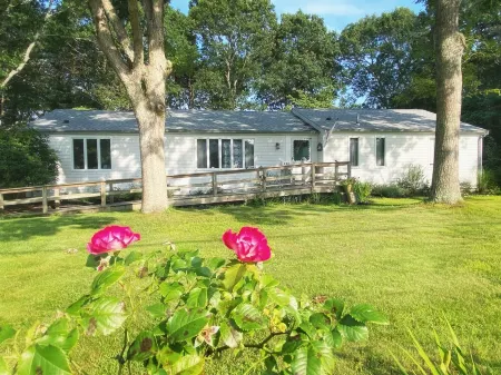 Craigville Beach Uber Relaxing Cape Cod Beach House w/ Beach Pass & Central Air