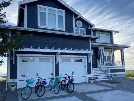 Oceanfront at Sandy Point Shores. Отели рядом с достопримечательностью «Silver Reef Casino»