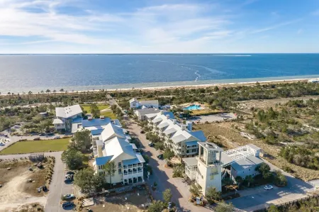 Walk 2 Beach n Pools, Screened Patio, 6ppl golf cart, outdoor dining n bonfire