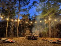 New Luxury Cabin/Hot Tub/Fire Pit/Corn Hole/Games/Indoor & Outdoor Fireplaces