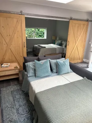 Modern Garden View Home w/ free parking, unique art & furniture: a Superhost 밀밸리 쇼핑센터 주변 호텔